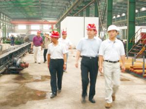 董事長(zhǎng)陪同廣發(fā)銀行領(lǐng)導(dǎo)參觀公司